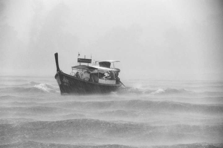 Schiff auf hoher See während eines Sturms